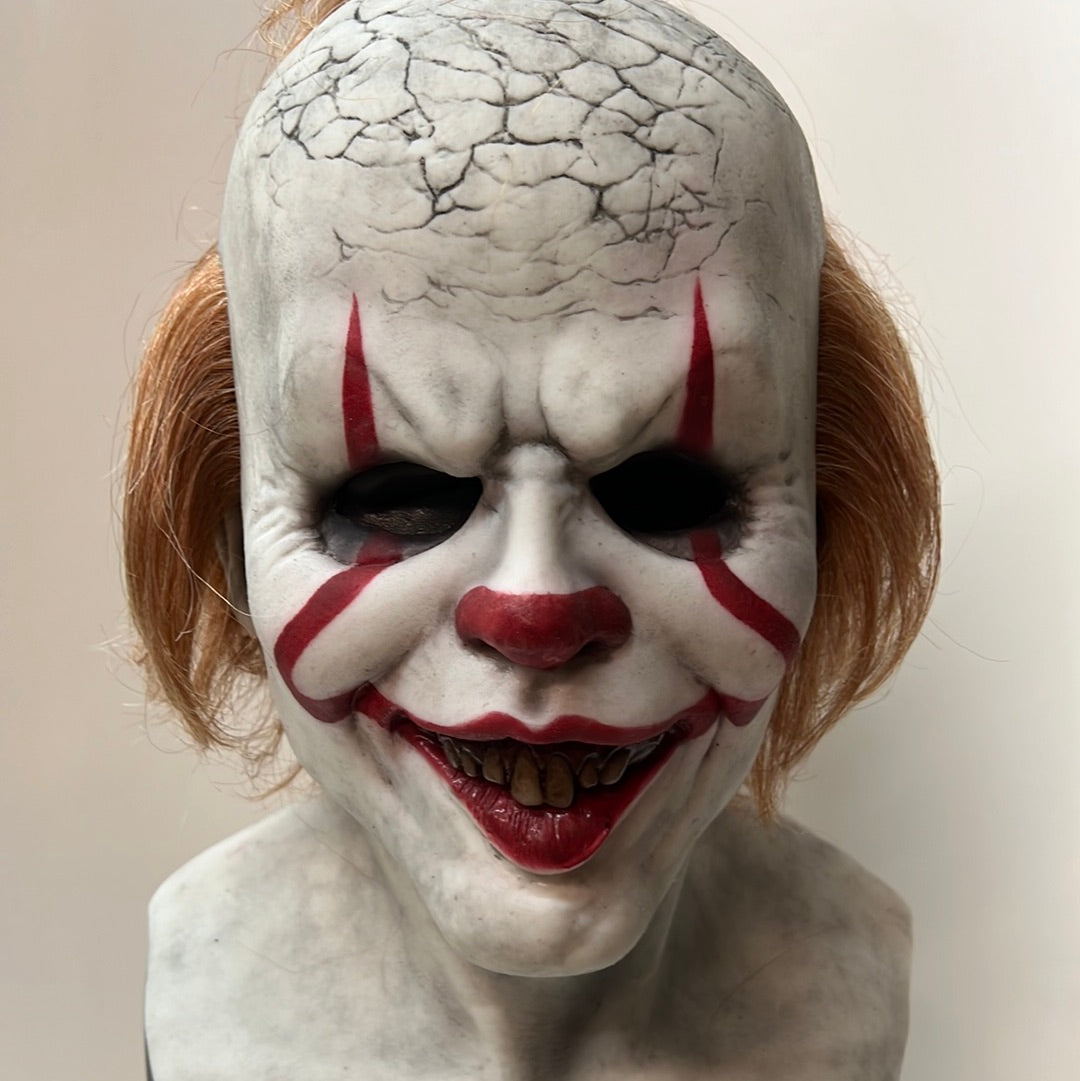 Máscara de silicona con pelo completo de Pennywise con forma de exhibición - (Máscaras inmortales) (2019)